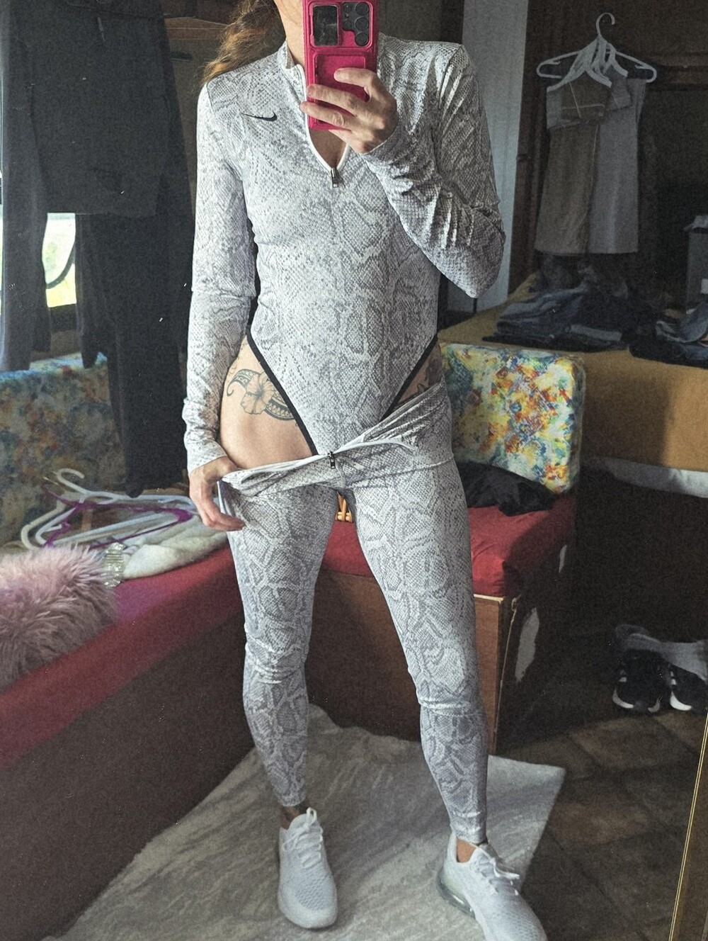 Nike Women’s White Snake-Print Leggings and Long-Sleeve Zip Top Set - Picture 15 of 15